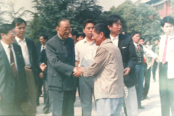 2-1耿飚1986年视察水口山六厂1.jpg