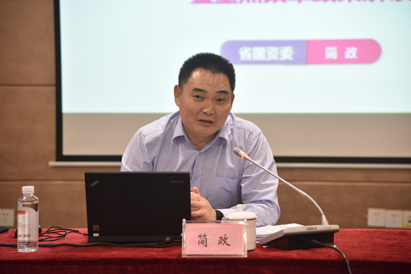 简政授课照片.jpg
